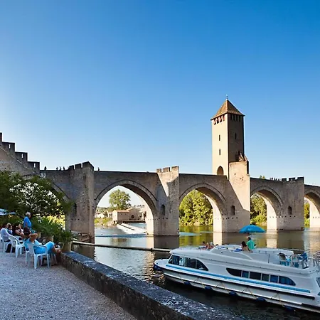Au Pied De La Place Du Marche De Cahors
